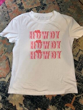 White Tee with Pink "Howdy" Graphic Sz M